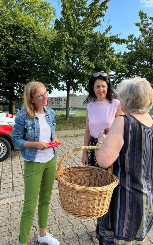 baetzing_auf_straße_mit_buergerinnen_im_austausch