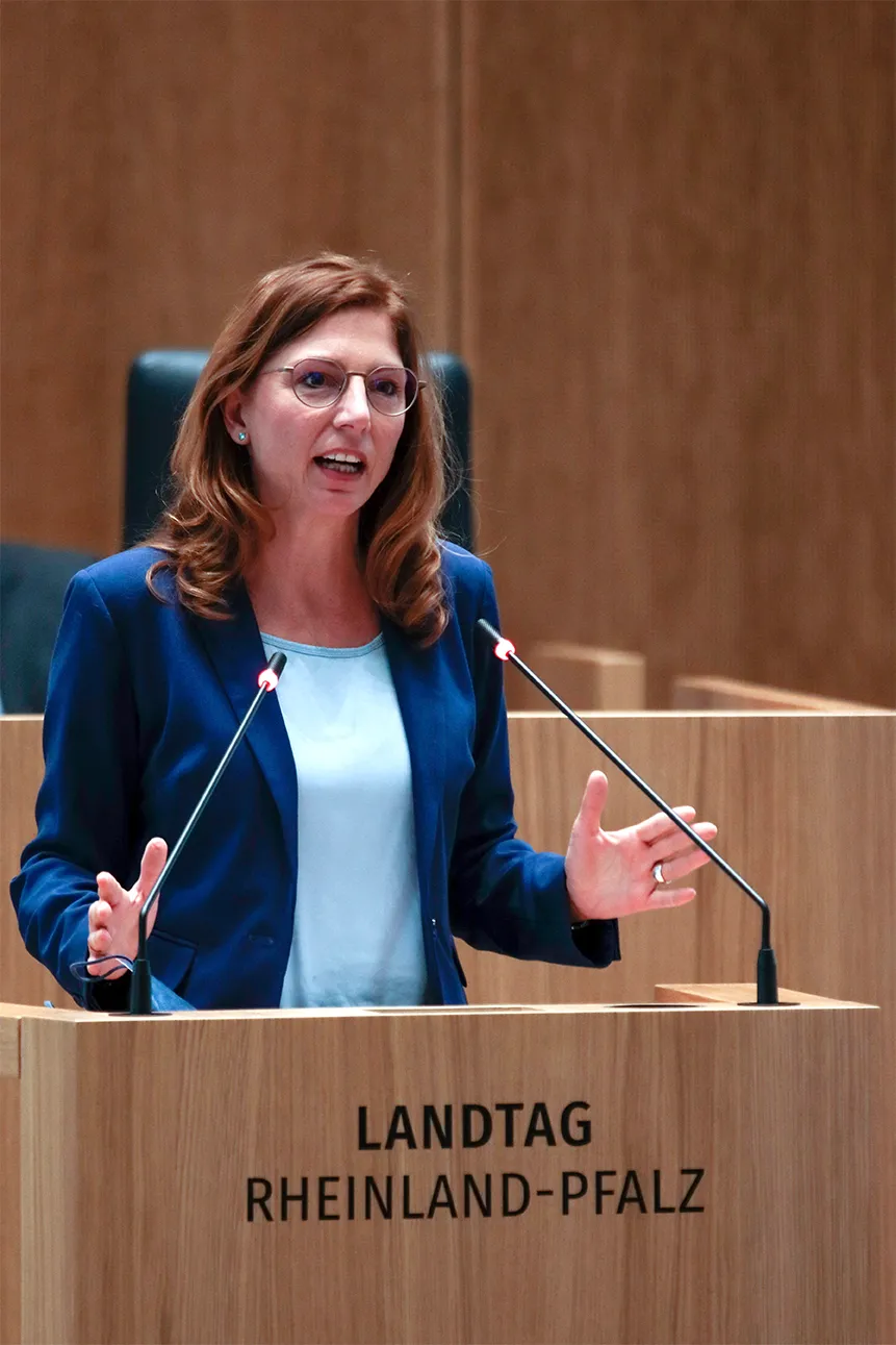 baetzing_am_rednerpult_im_lantag_RLP