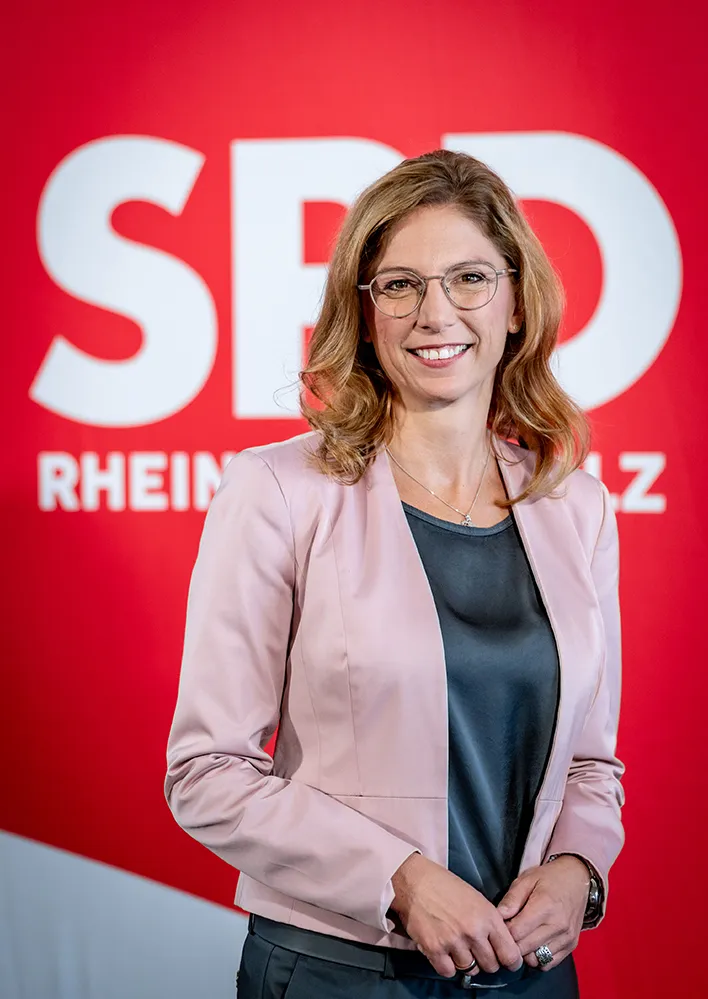baetzing_steht_vor_einem_SPD_aufsteller