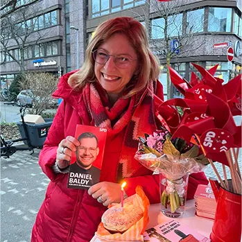 baetzing_am_iInfostand_in_mainzer_neustadt